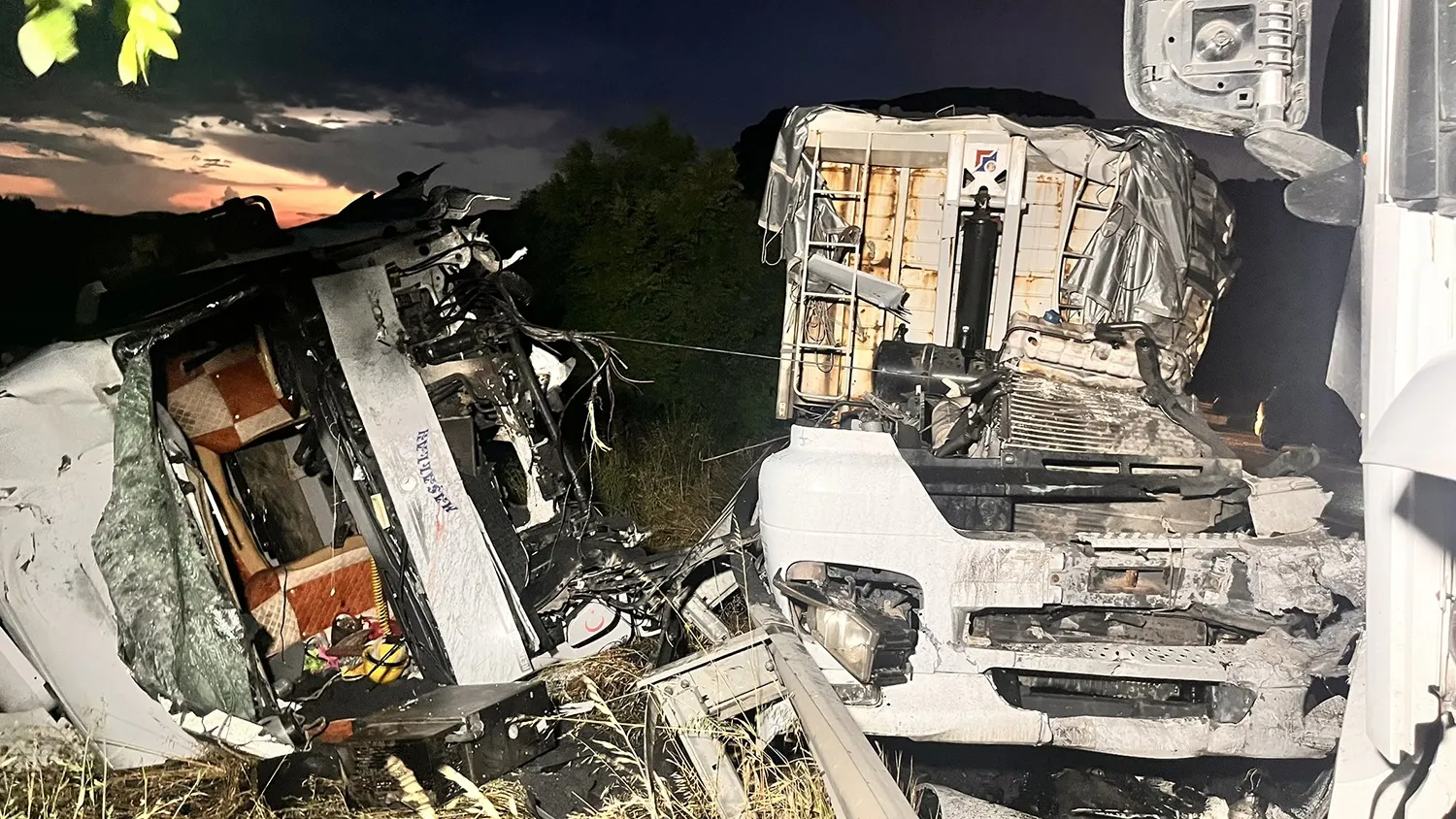 Kula yolunda TIR kazası trafiği kilitledi