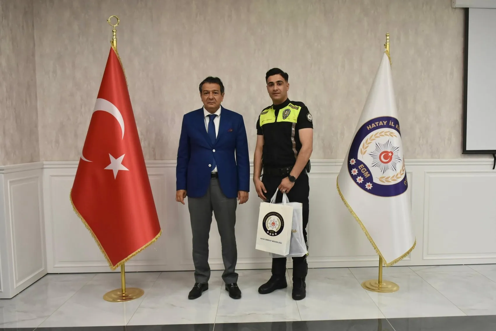 Sınava yetişemeyen öğrenciye polis desteği ödül getirdi