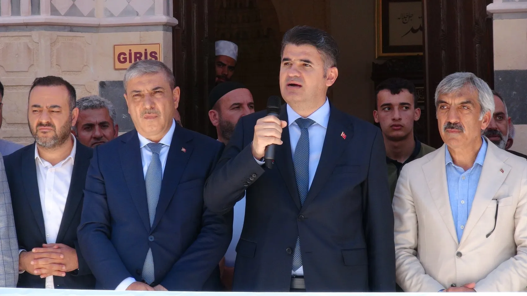 Kilis deprem izlerini siliyor iki cami kapılarını tekrar açtı