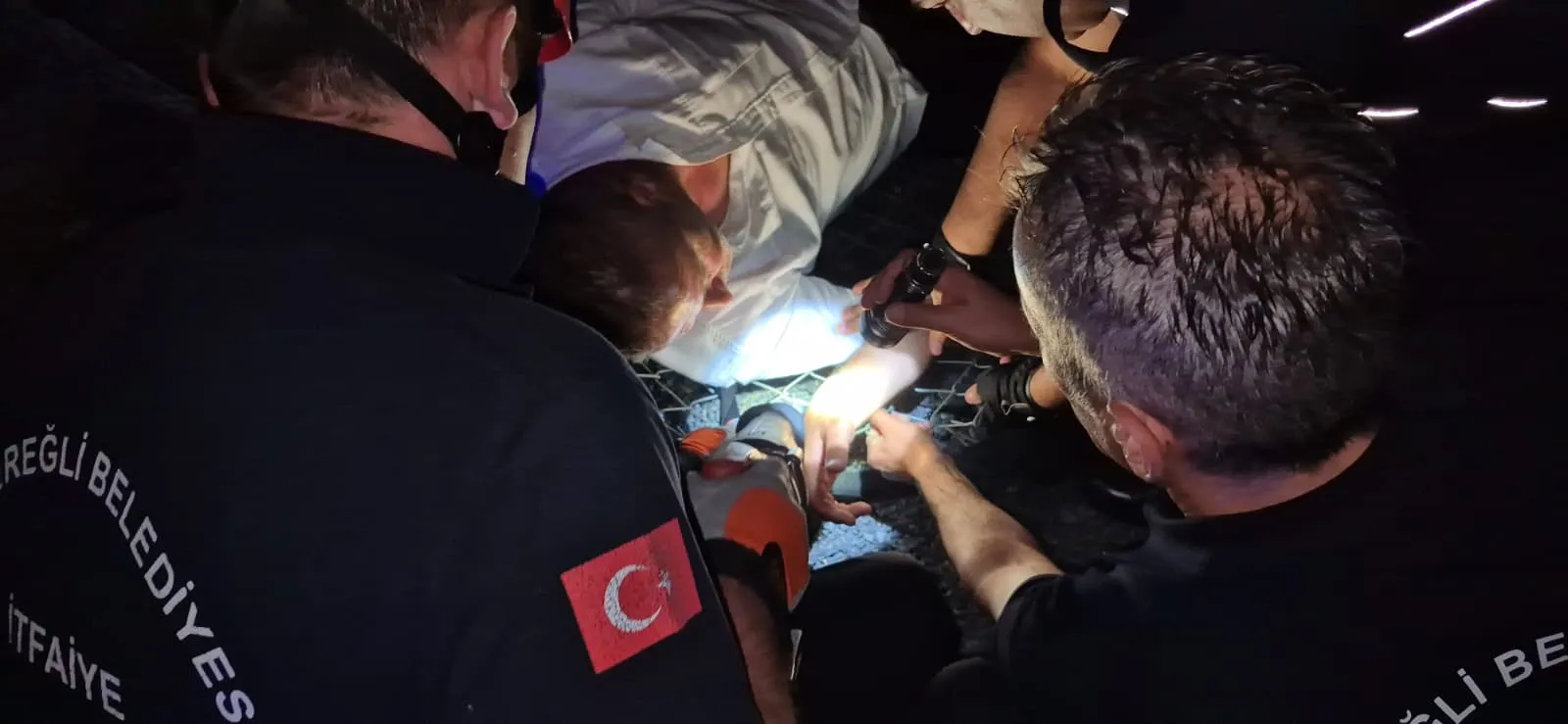 Ereğli’de alkollü adamın bileği bahçe teline sıkıştı