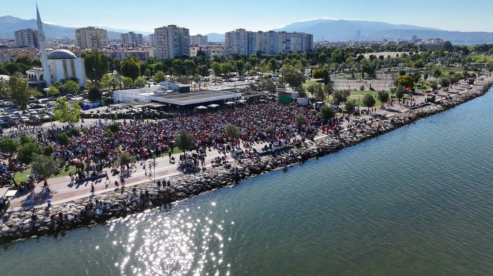 İzmir milli maç için dev ekranlara kilitleniyor