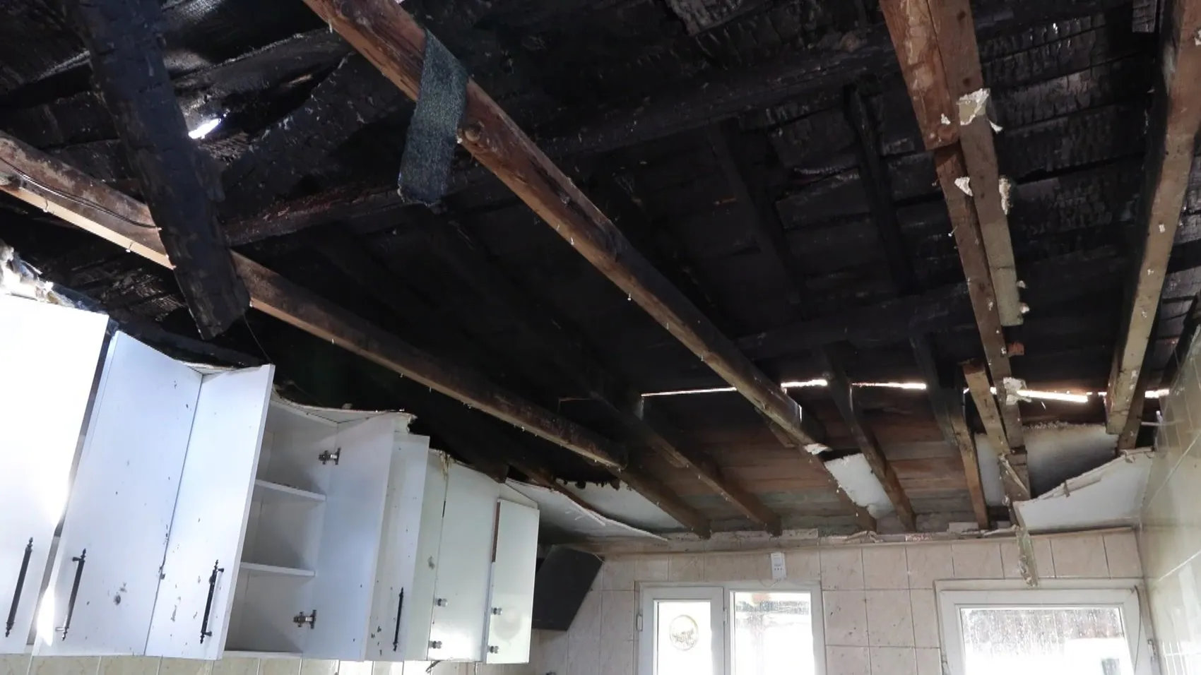 Sarıyer’de yangın mağduru apartman sakinleri iki aydır çatısız yaşıyor