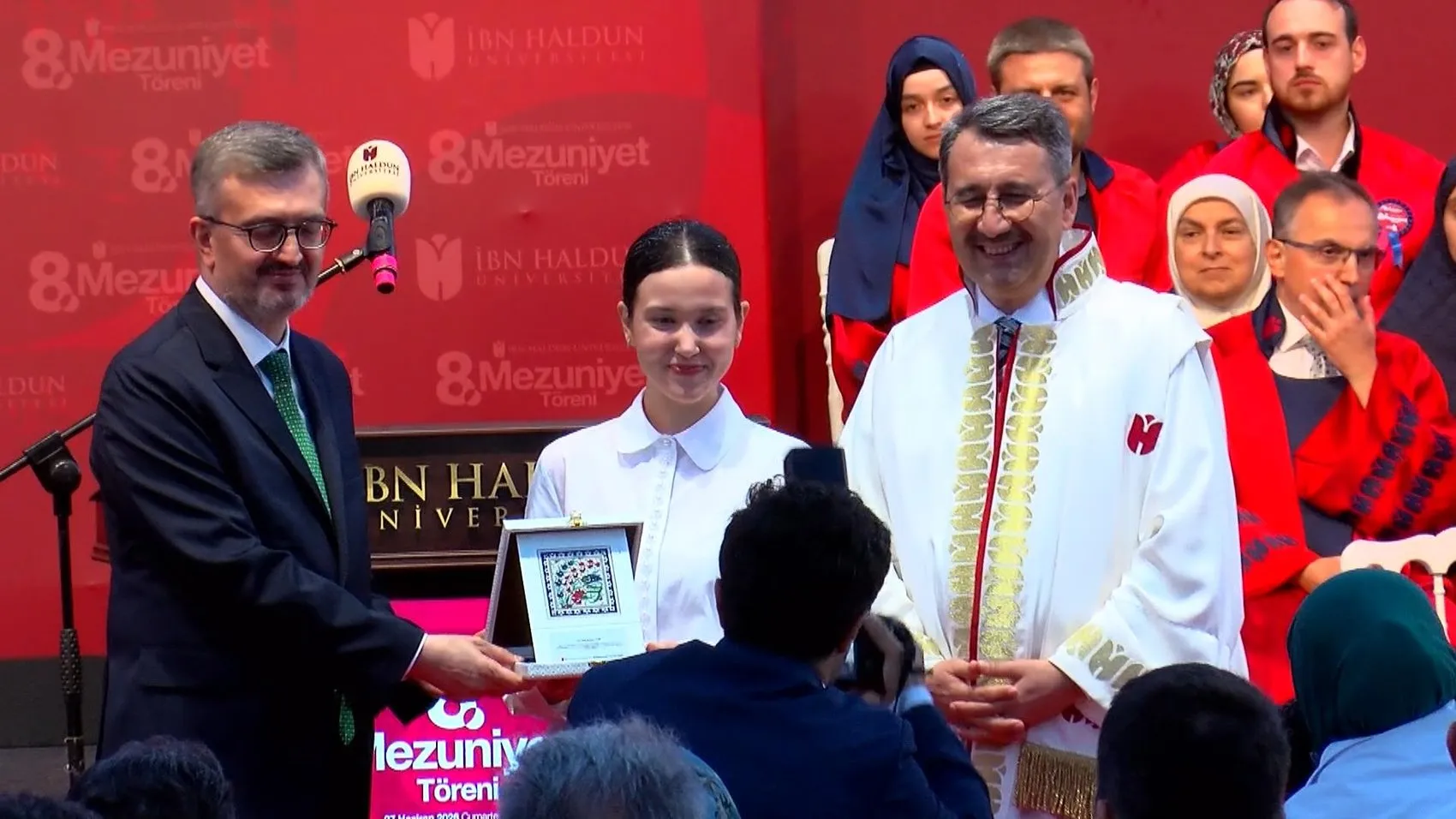 İbn Haldun Üniversitesi'nden yeni mezunlar diplomalarını aldı