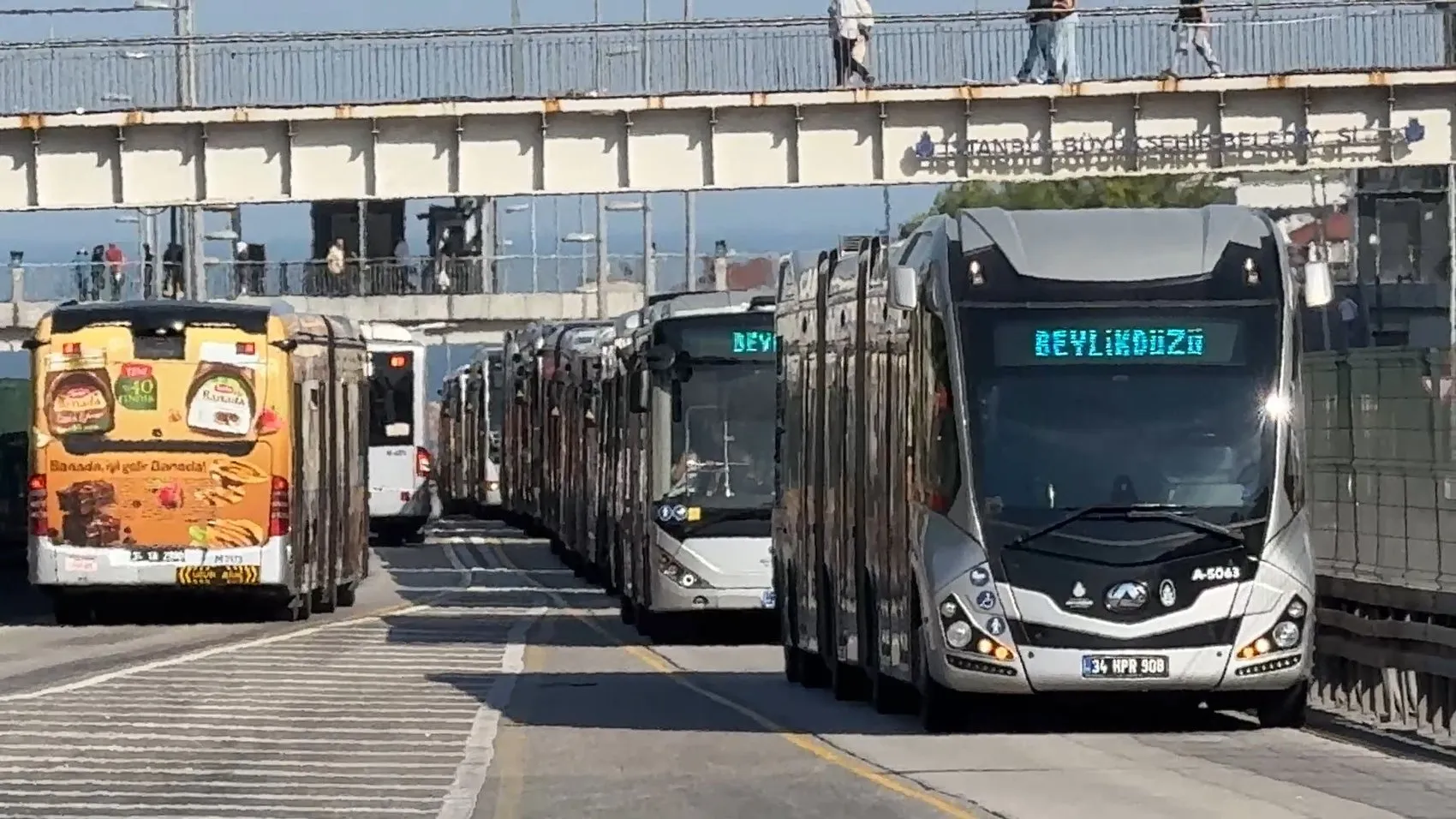 Avcılar’da metrobüs seferlerini aksatan yangın paniği