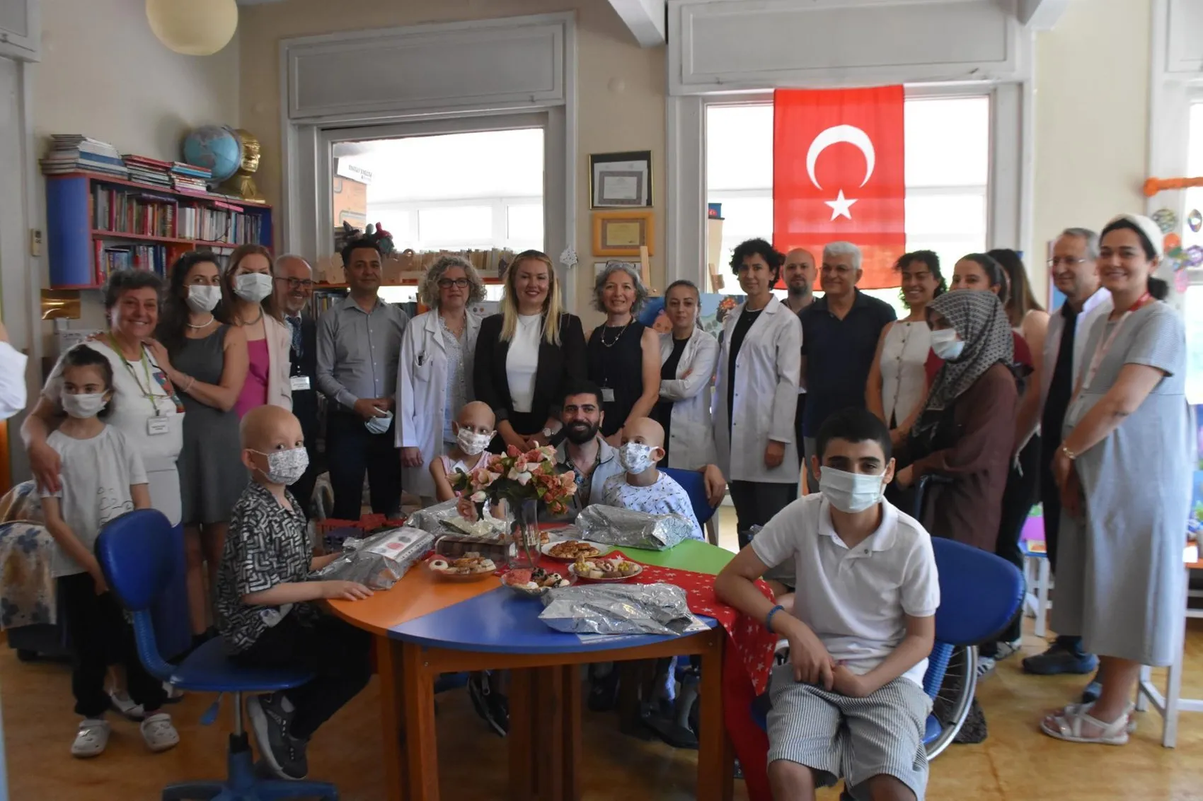 İzmir'de küçük hastalar tedavi sürecini sanatla aşıyor