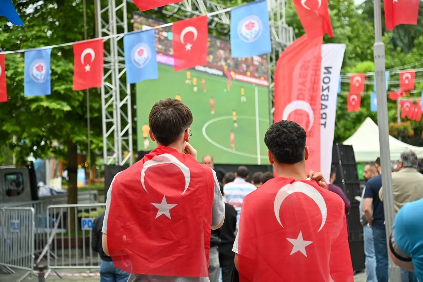 Trabzon Meydanı milli maç için dev ekrana kilitlendi
