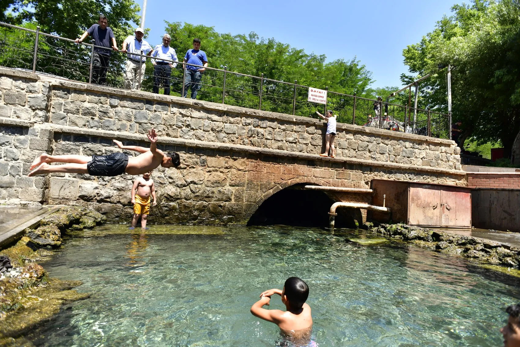 Diyarbakırlı çocuklar 37 derecelik sıcakta yasağı hiçe sayıyor
