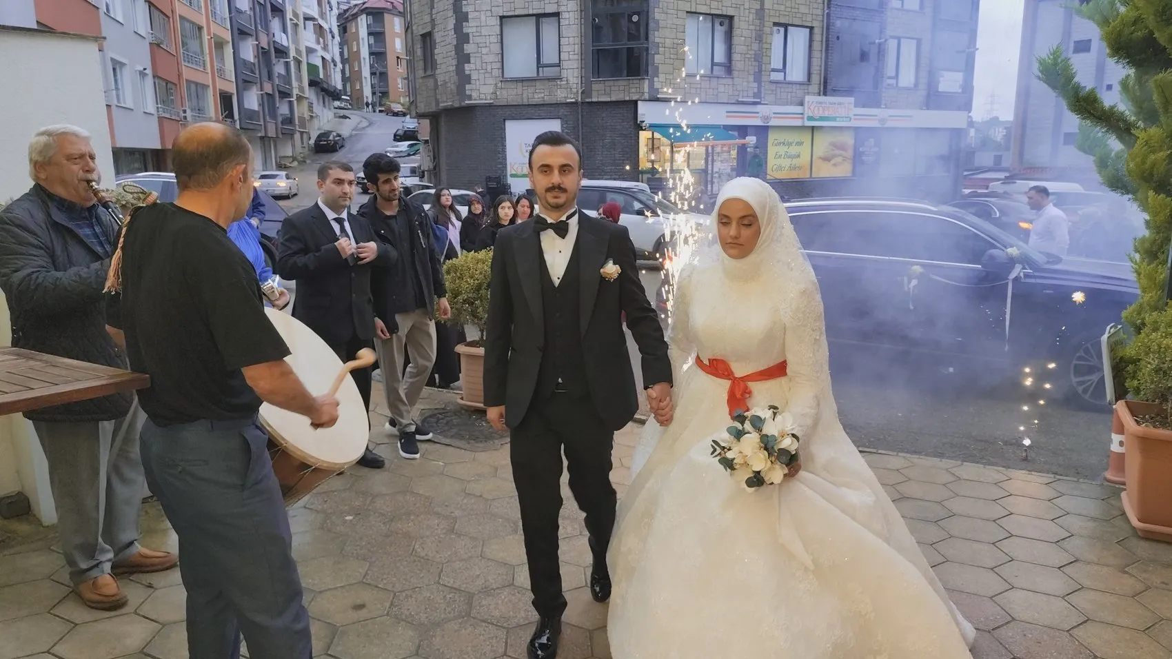 İki evladını kaybeden aile oğullarının düğününde hayata tutundu