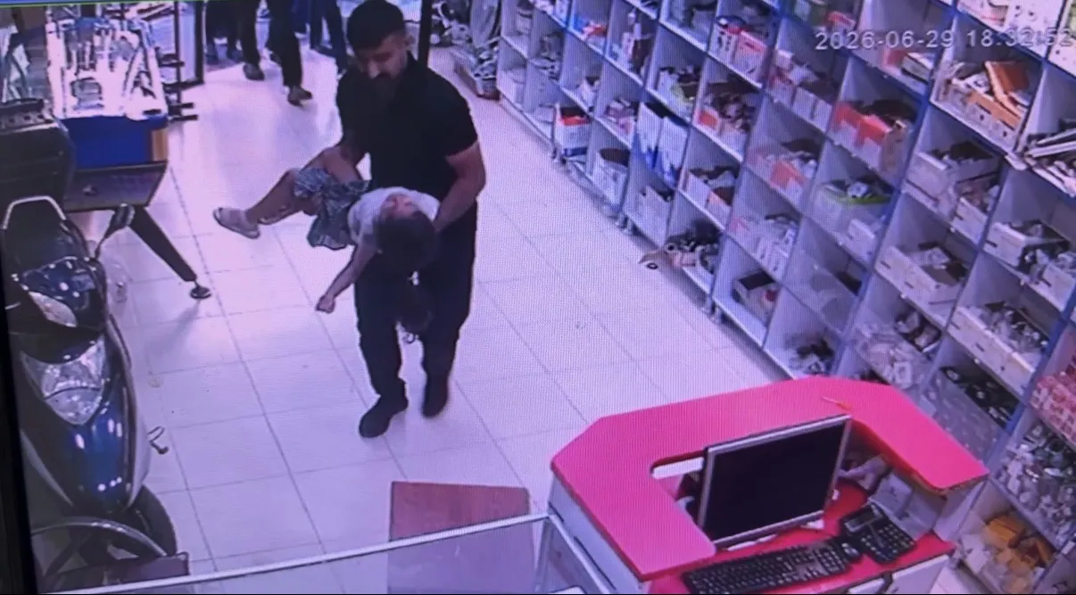 Beyoğlu’nda skuterli çocuğa motosiklet çarptı