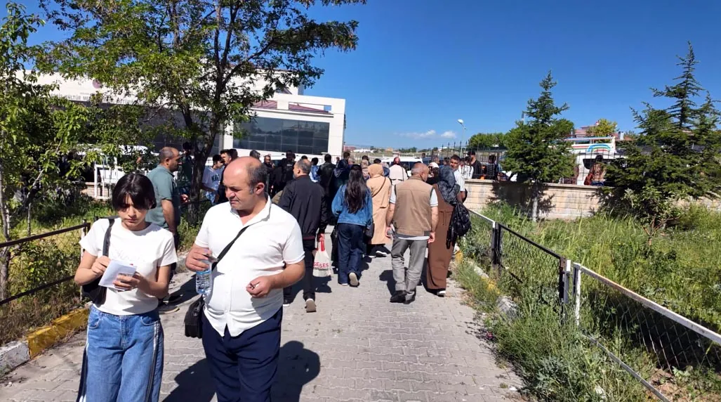 Ercişli şoför rotayı değiştirdi öğrenci sınava son anda yetişti