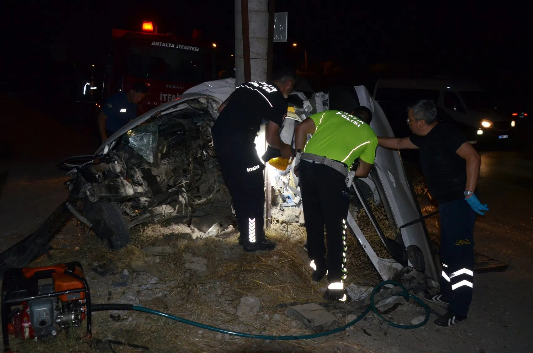 Serik’te direğe çarpan otomobilin sürücüsü hayatını kaybetti