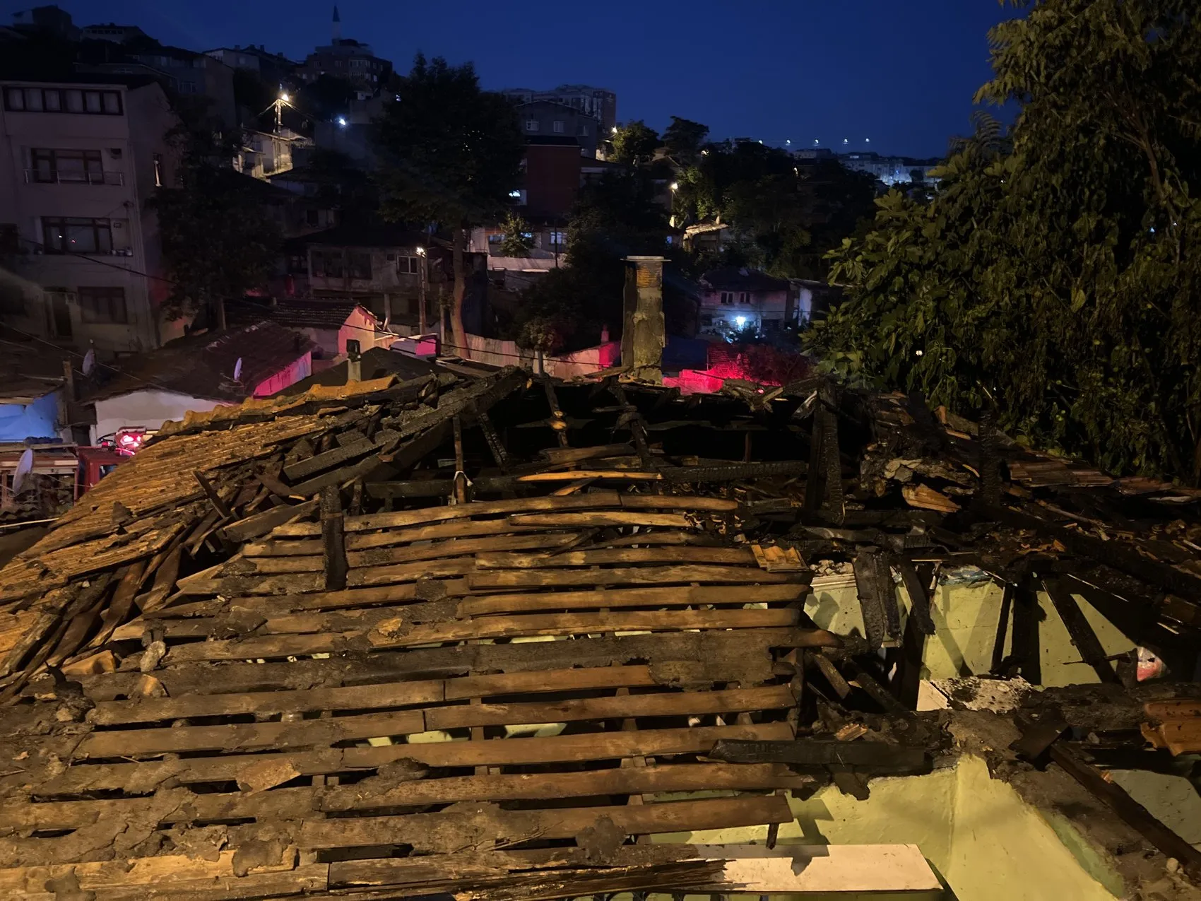 Gaziosmanpaşa'da gece yarısı çıkan yangın üç evi küle çevirdi