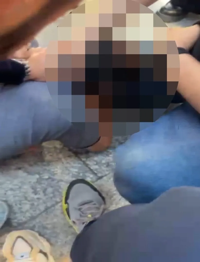 Tramvayda taciz anları yolcuları ayağa kaldırdı