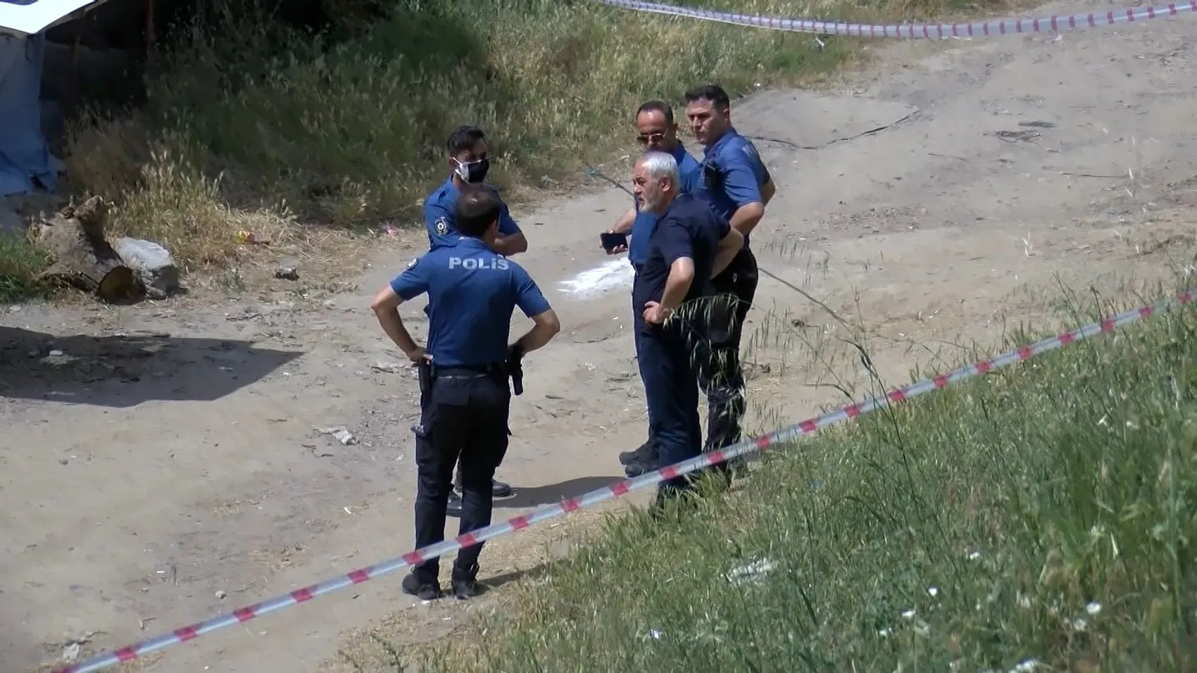 Bağcılar'da çocukların oyun oynadığı boş arsada acı manzara