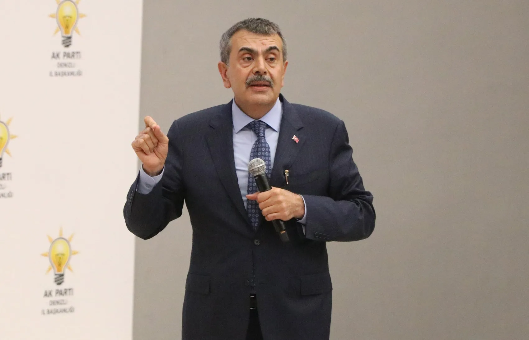 Bakan Tekin eski Türkiye ile bugünkü eğitim yatırımlarını kıyasladı