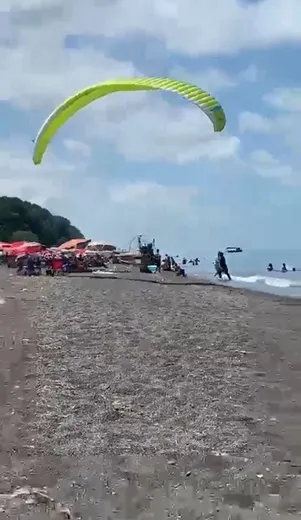 Akçakoca sahilinde yamaç paraşütü tatilcilerin üzerine düştü