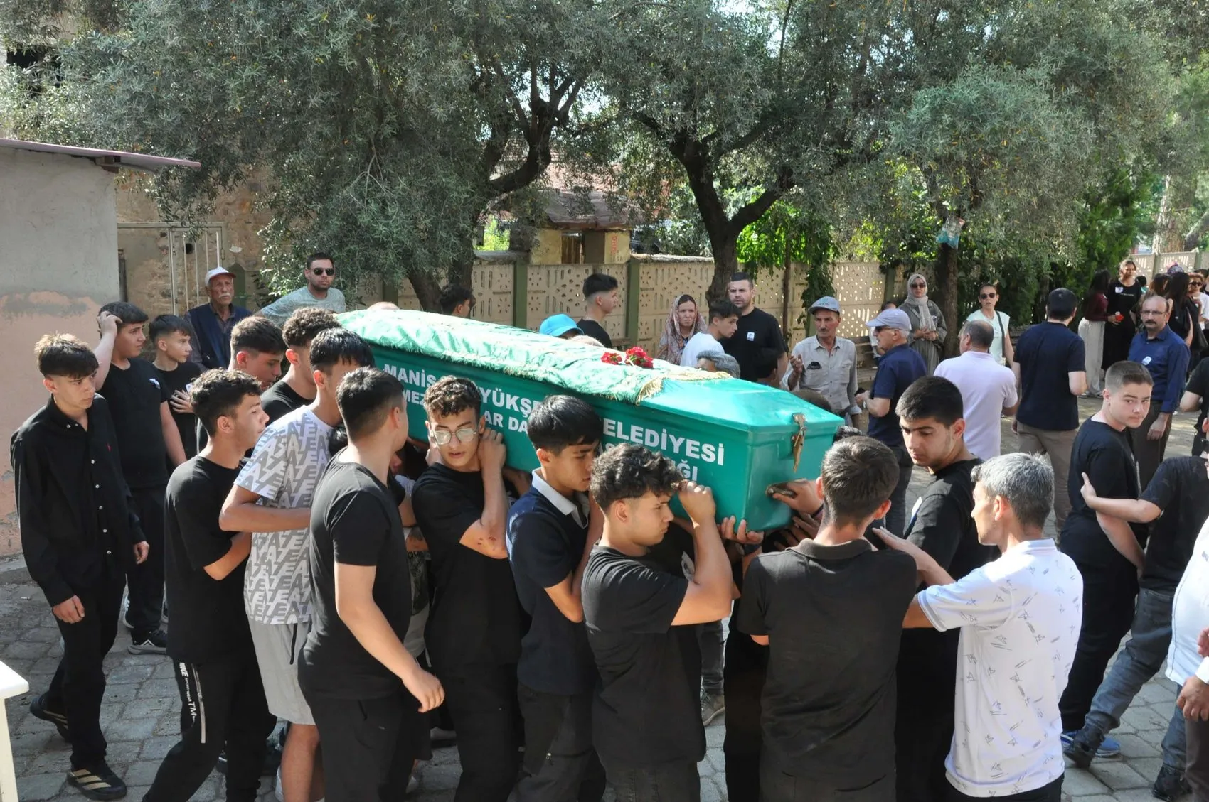 İzmir'deki bıçaklı kavgada hayatını kaybeden Erdem toprağa verildi