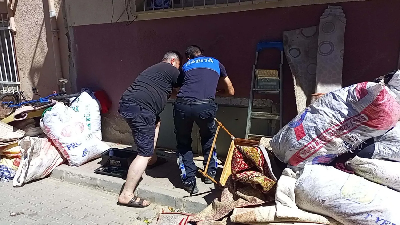Nazilli’de bir evden yedinci kez çöp dağları çıktı