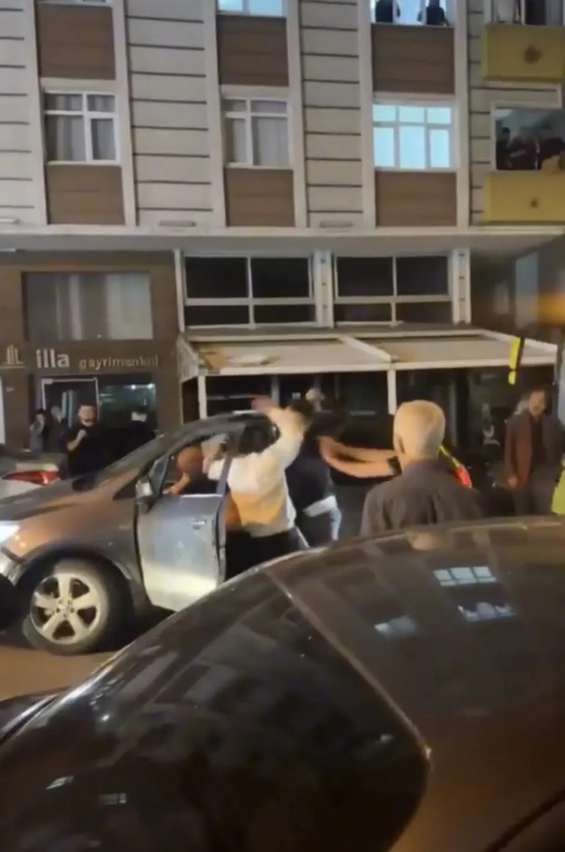 Maltepe’de yol kesip sürücüyü darbedenlere ağır fatura