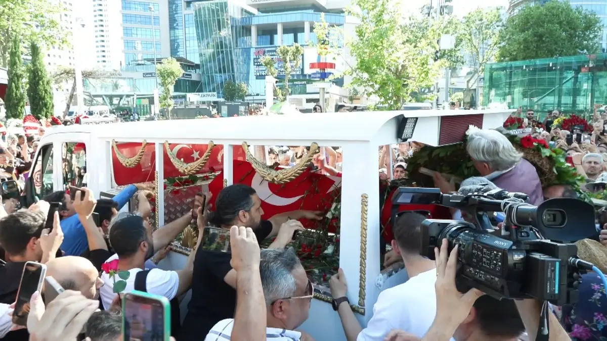 Mahsun Kırmızıgül Kadir İnanır ın cenazesinden sonra siyasetçileri eleştirdi 3