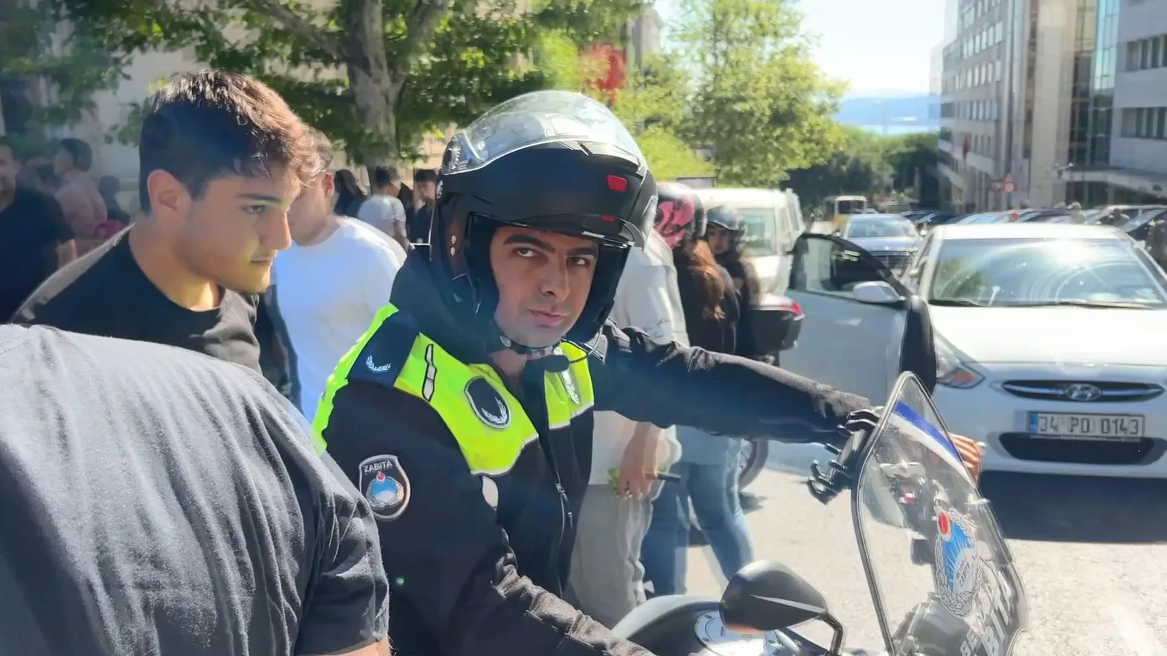 Sınav sabahı kimliğini unutan öğrenciyi zabıta kurtardı