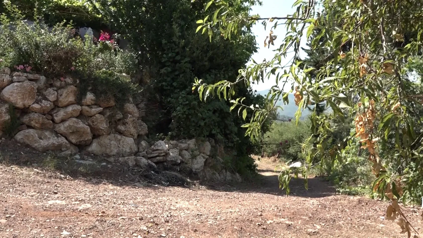 Antalya’da toprak yol engeli Ezgi evinden dışarı çıkamıyor