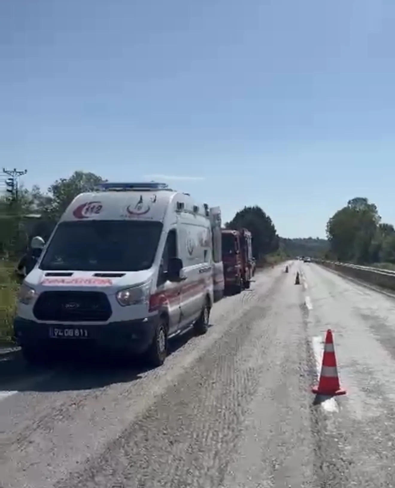 Bartın yolunda otomobil beş metreden dereye uçtu