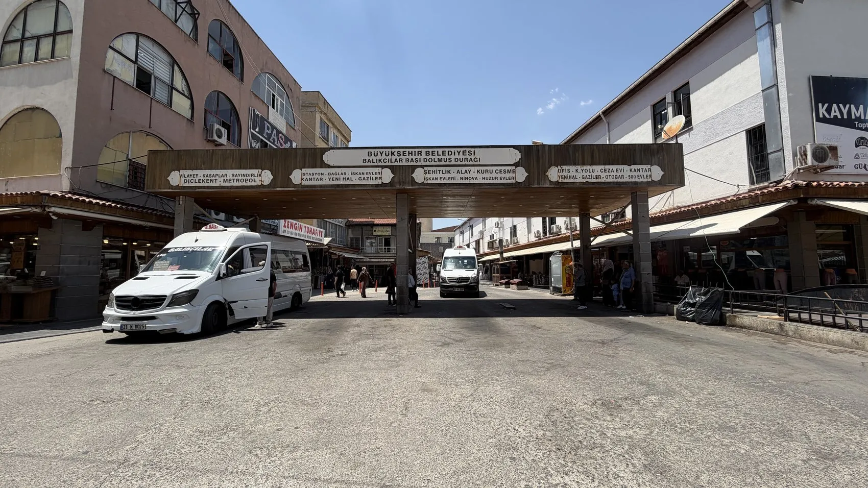 Diyarbakırlı şoförden minibüste 42 derecelik sıcağa karşı pratik çözüm
