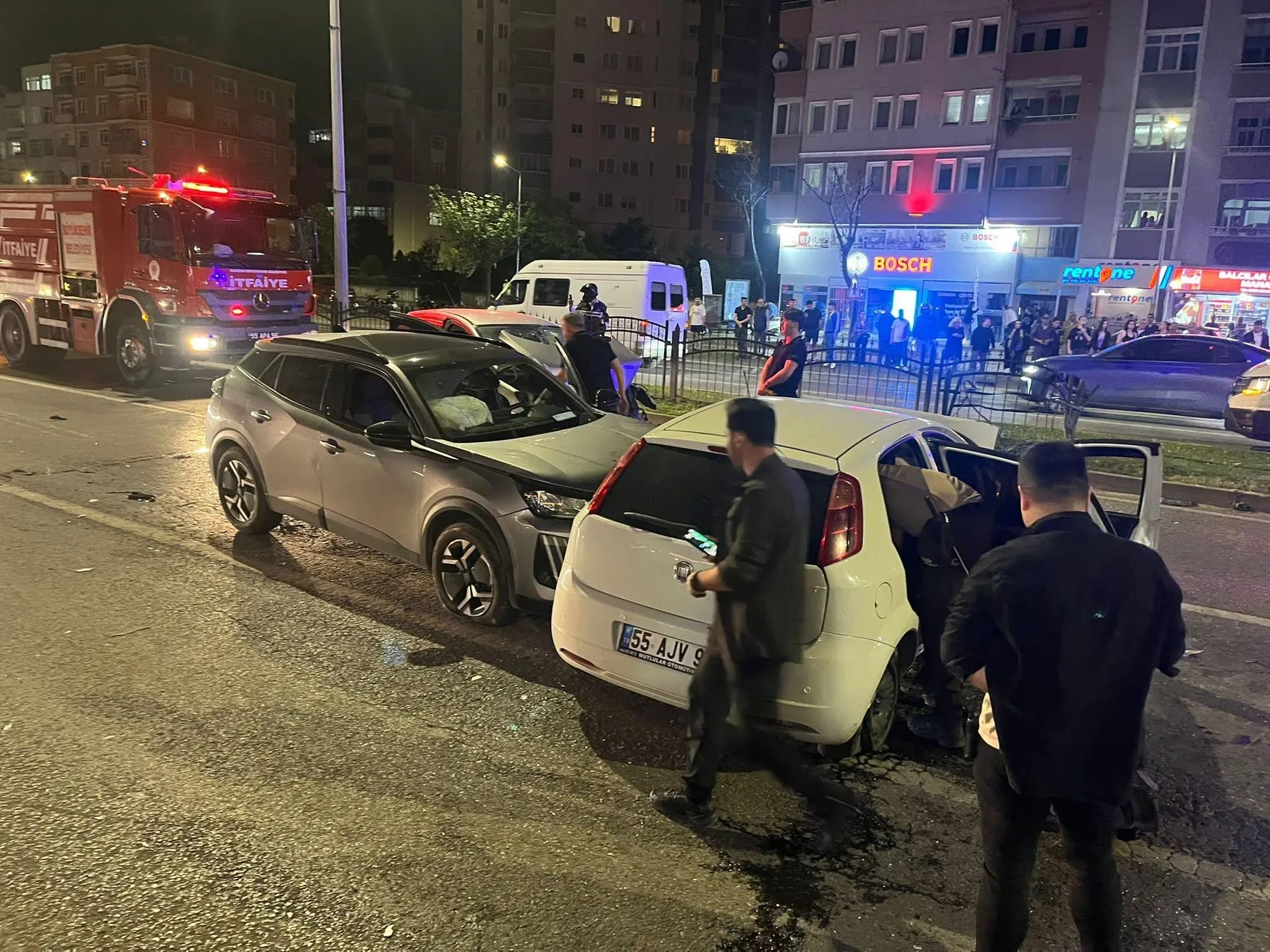 Samsun'da kontrolden çıkan araç karşı şeride daldı 5 yaralı