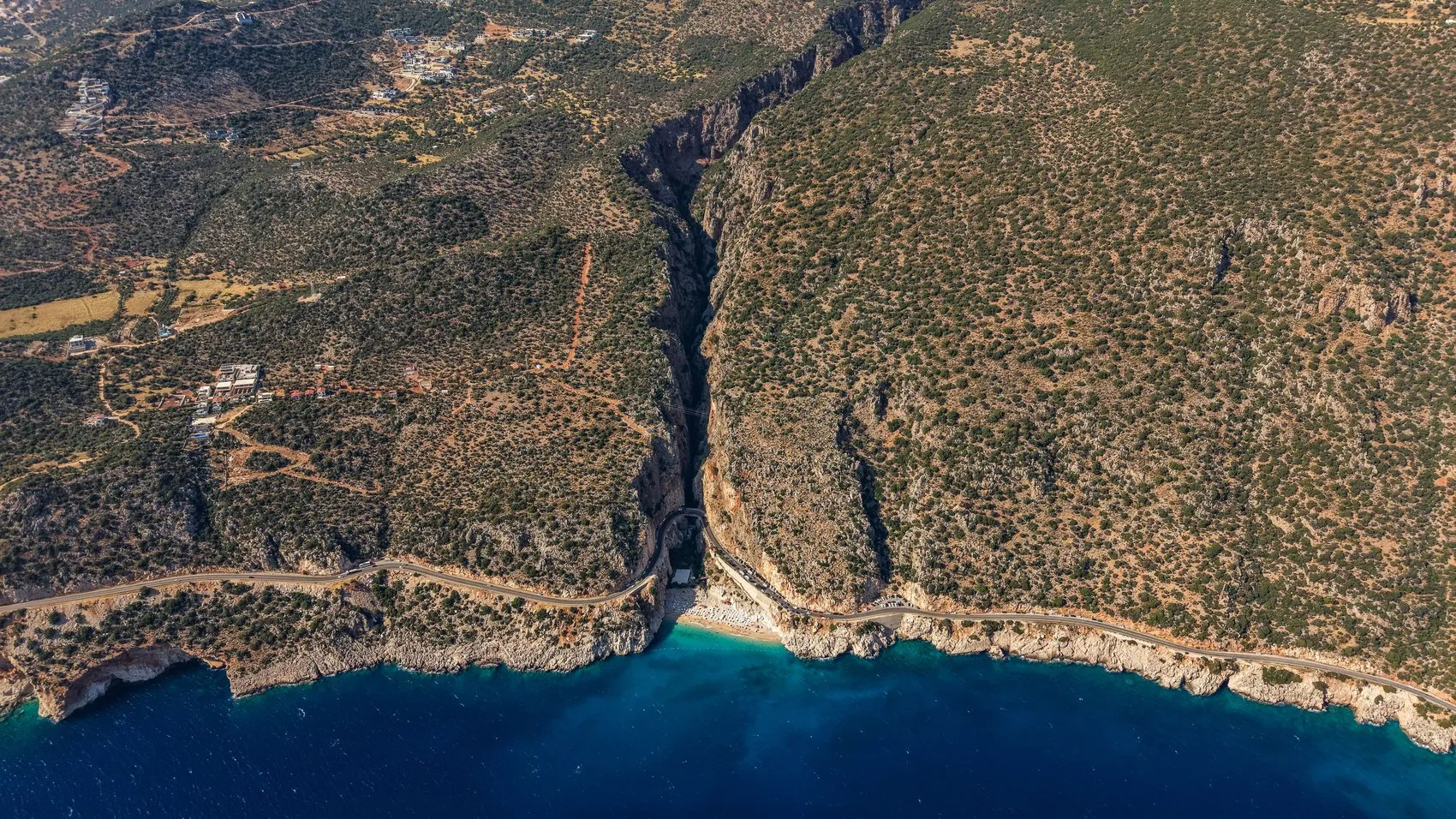 Kaputaş Plajı tatilcilerin akınına uğruyor