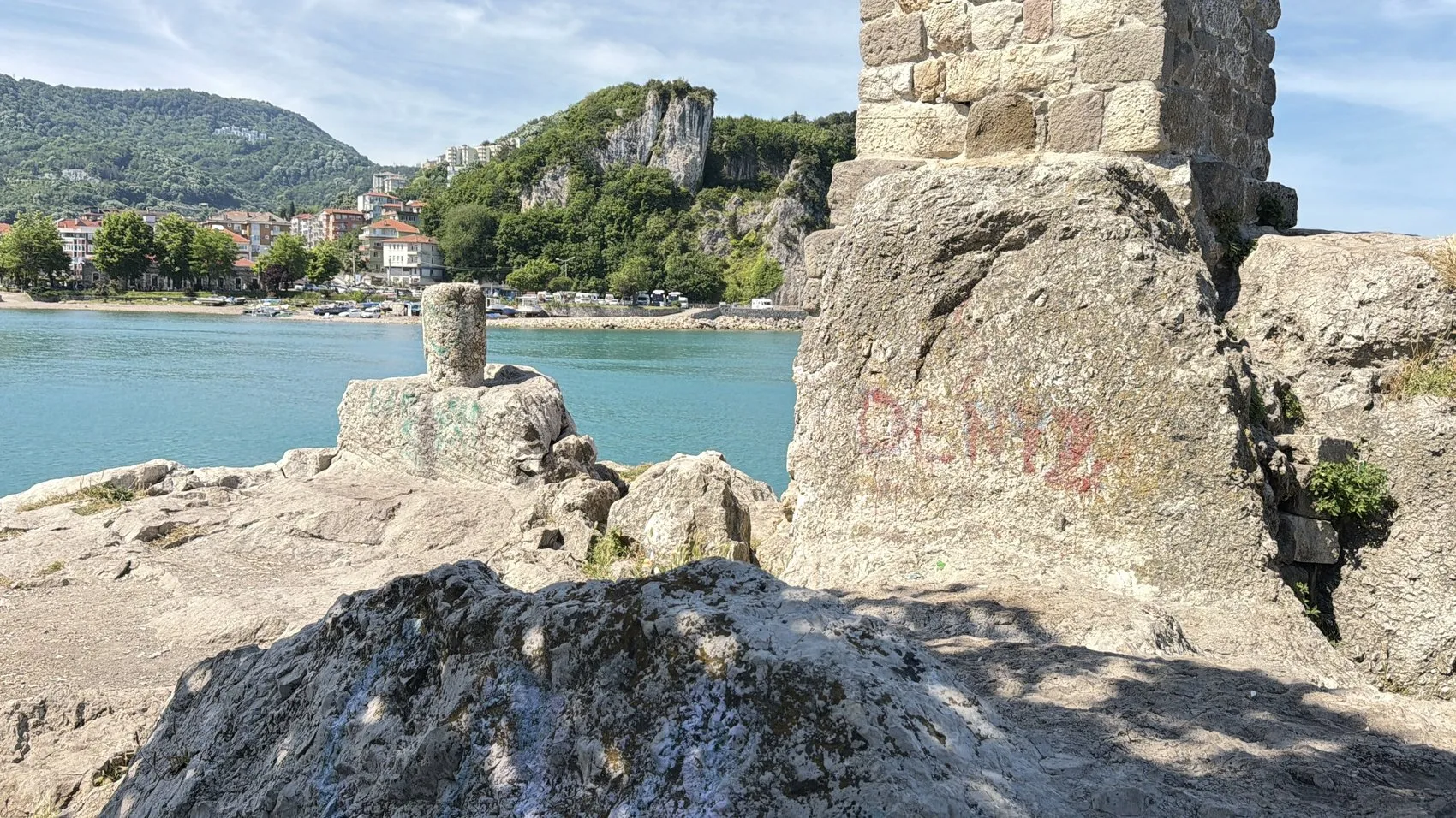 Amasra’nın tarihi Direkli Kaya’sına sprey boyalı saldırı