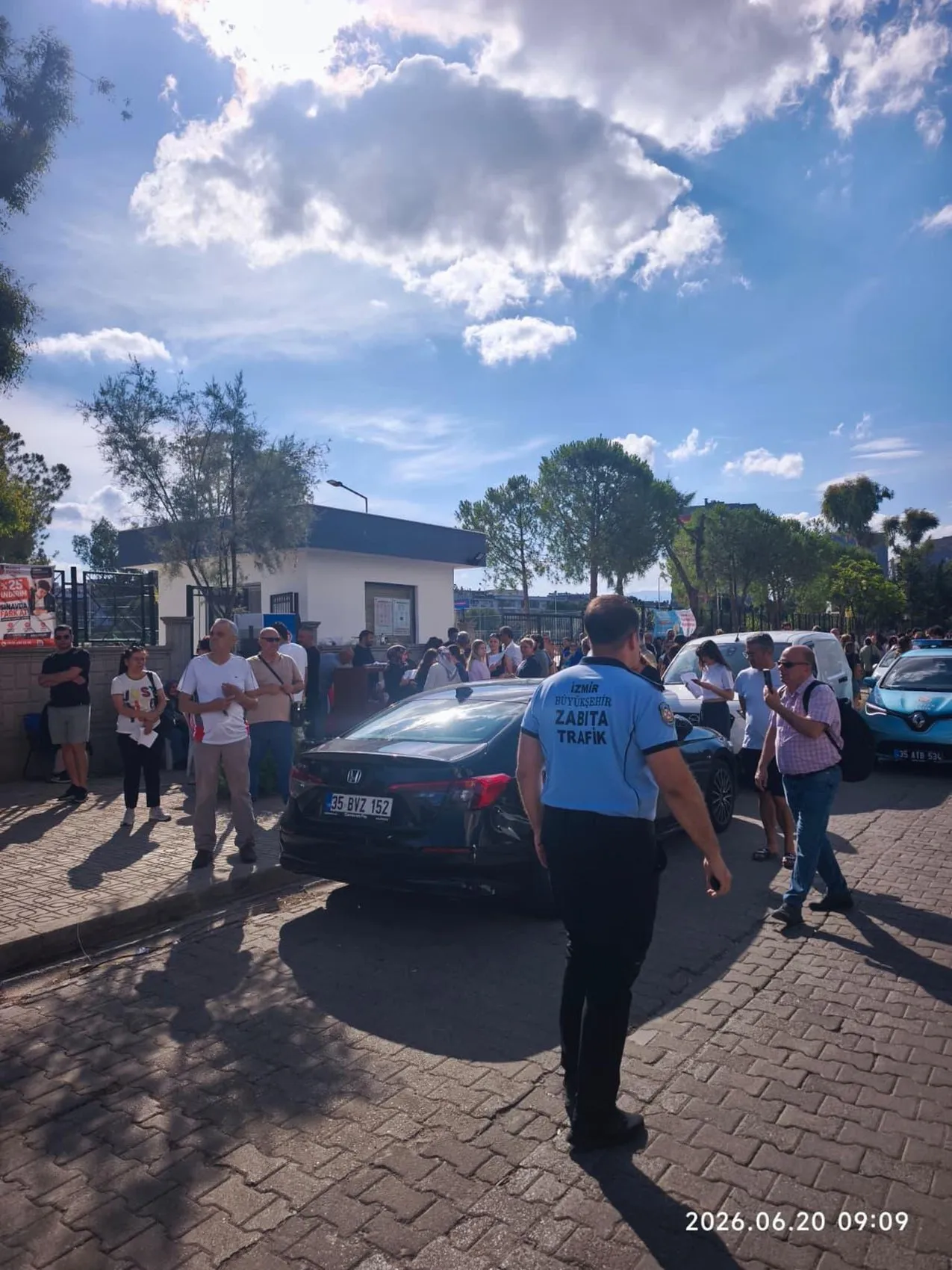 İzmir'de zabıta ekipleri sınava geç kalan öğrencilerin imdadına yetişti