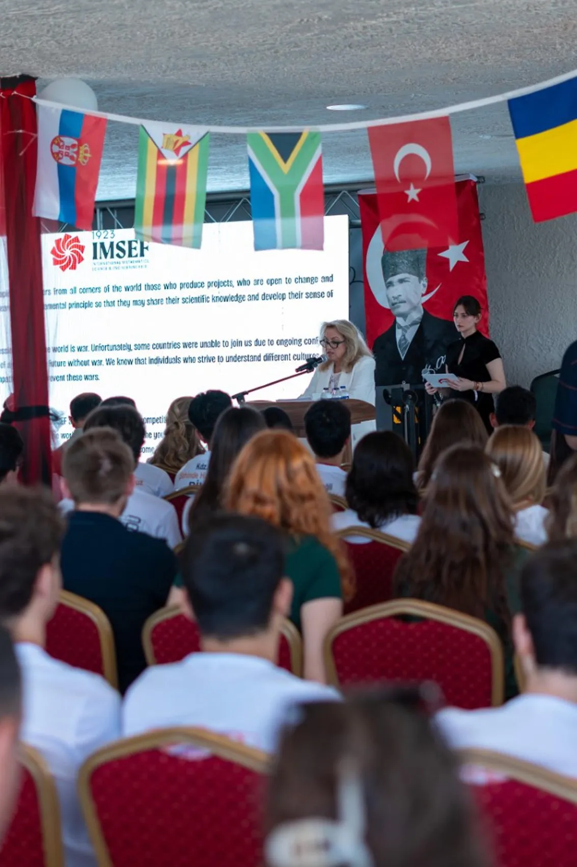 Genç beyinler Çeşme’de bilim için yarışıyor