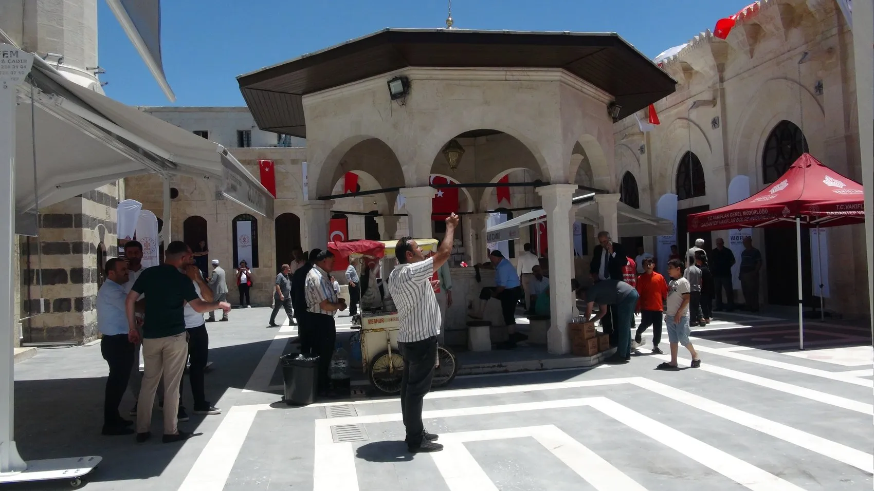 Kilis deprem izlerini siliyor iki cami kapılarını tekrar açtı