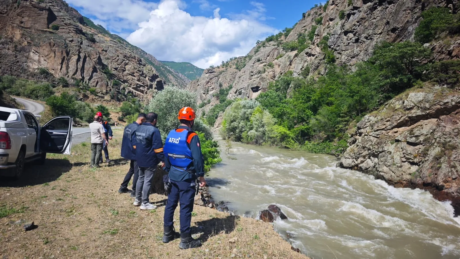 Artvin’de dereye uçan kamyonetteki baba ve oğul aranıyor