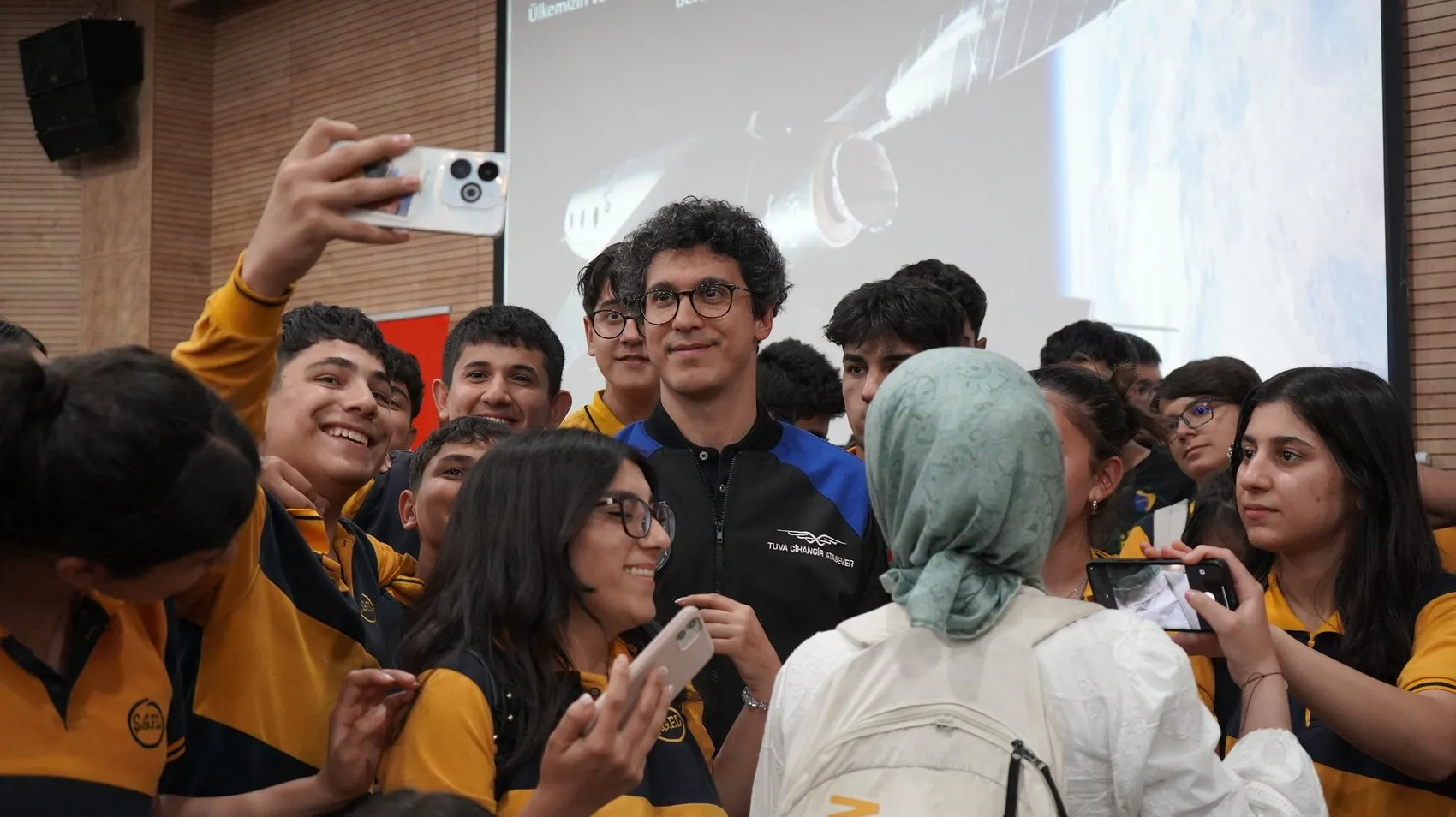 Uzay Yolcusu Atasever Şırnaklı Gençlerle Geleceği Konuştu