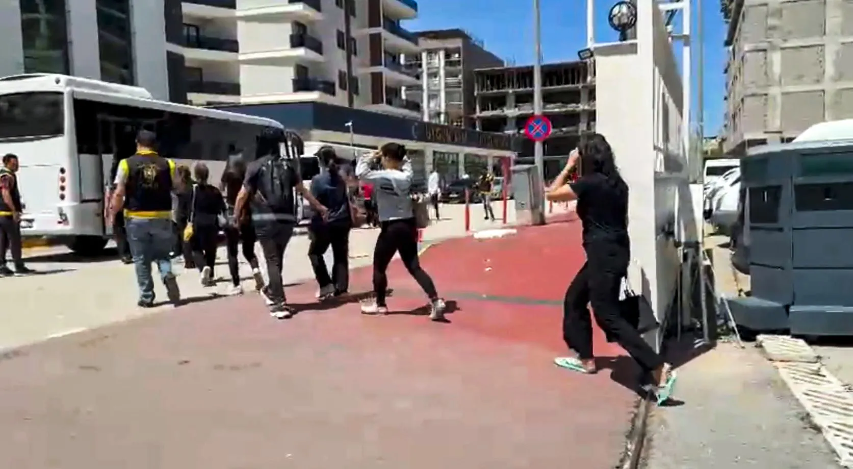 İskenderun’da masaj salonlarına yapılan fuhuş baskınında 31 kadın yakalandı