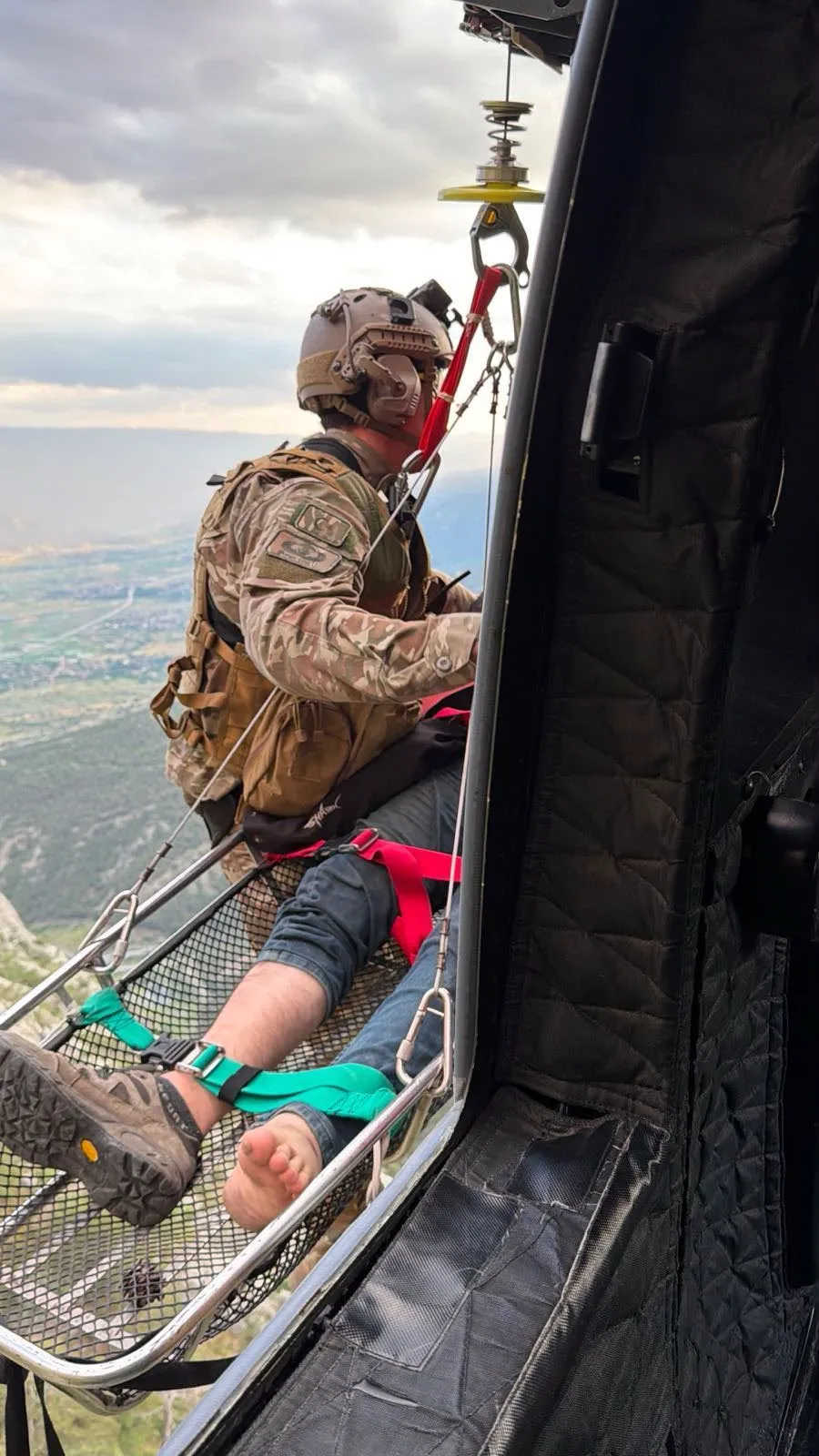 Çorum’da dağda mahsur kalan yürüyüşçüyü askeri helikopter kurtardı