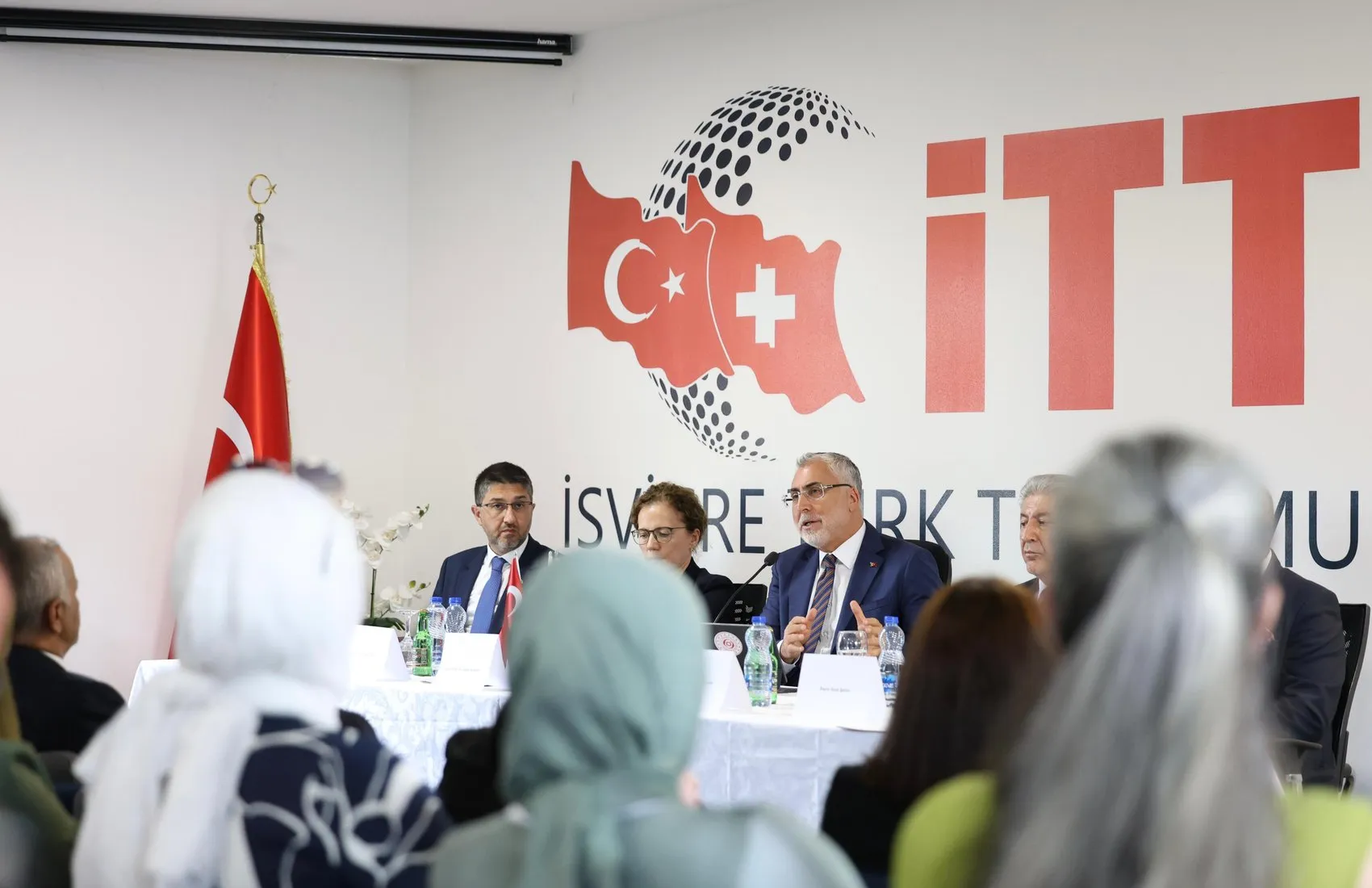 Bakan Işıkhan İsviçre'deki Türklerle buluştu Yeni yasal düzenleme geliyor