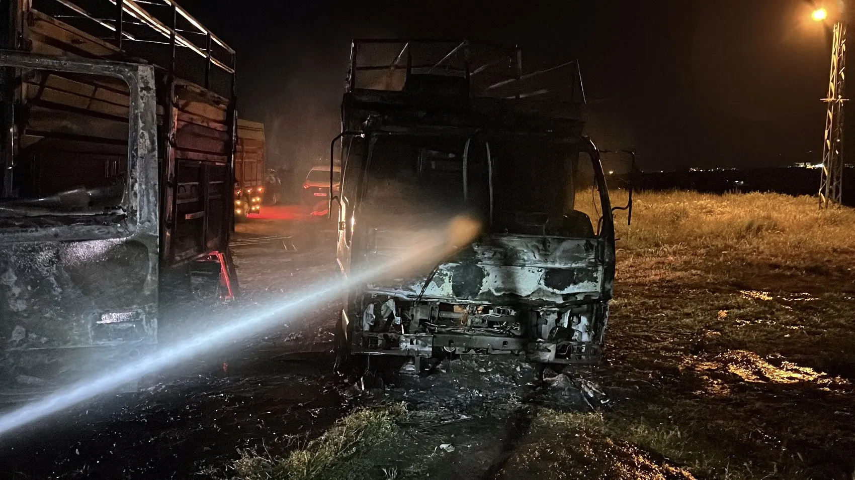 Kayseri’de park halindeki iki kamyon ateşe verildi