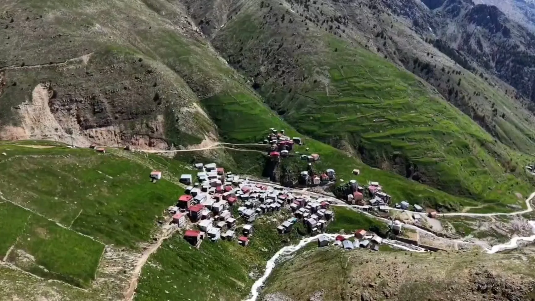 Kaçkar Dağları’nda aynı anda iki mevsim yaşanıyor