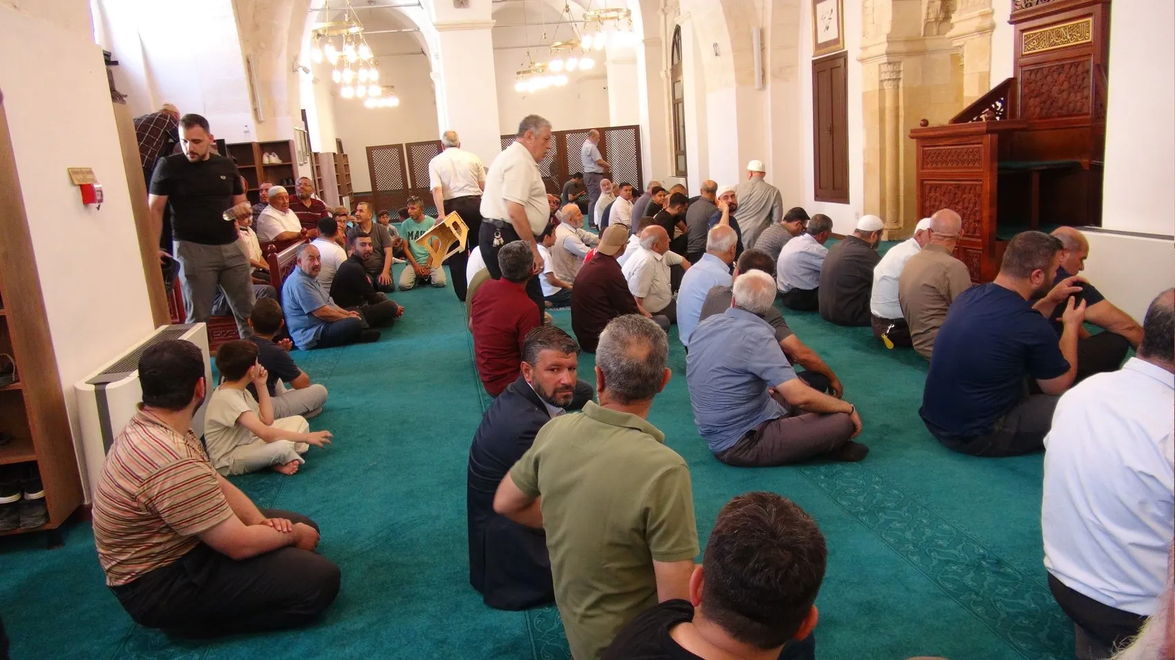 Kilis deprem izlerini siliyor iki cami kapılarını tekrar açtı