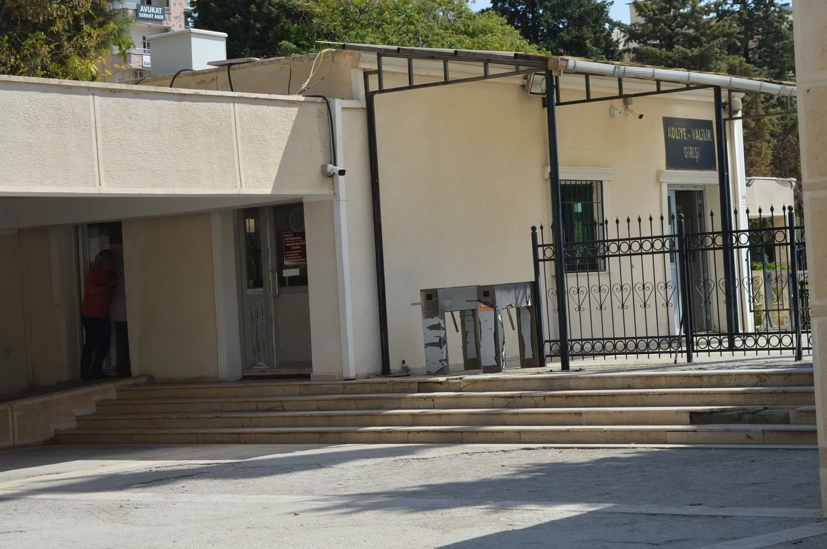 Miras için babasının aracını havaya uçurmak istedi