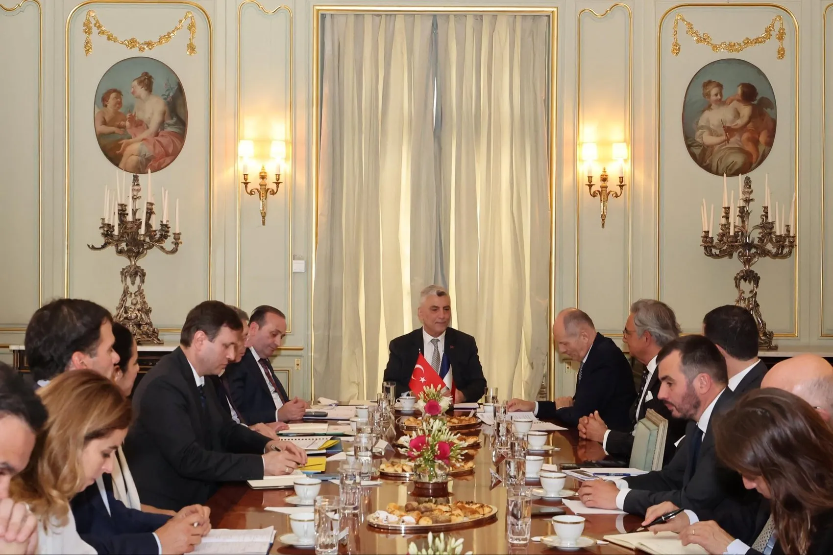 Bakan Bolat Parisli dev şirketlerle masaya oturdu