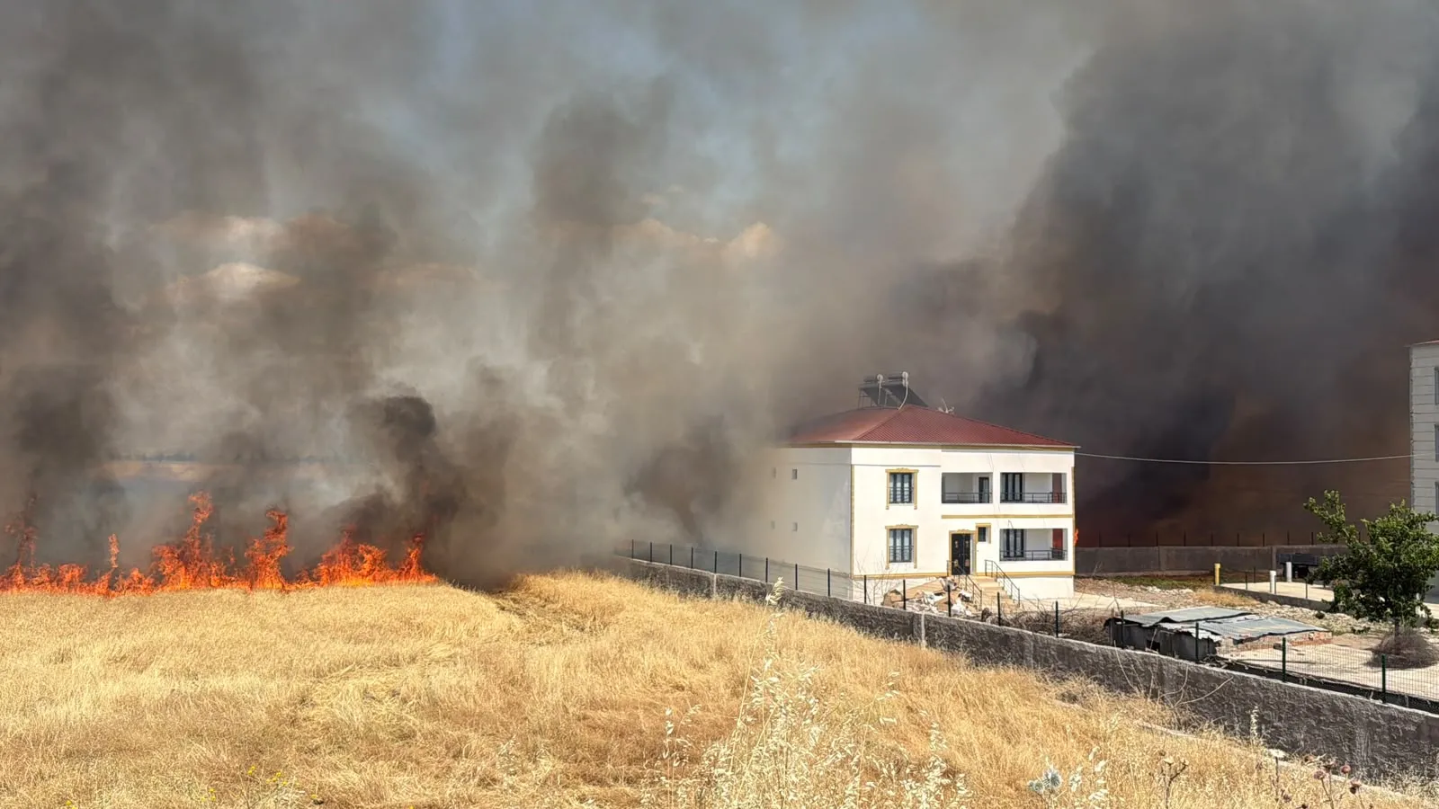 Diyarbakır'da anız yangını yerleşim yerlerini tehdit etti
