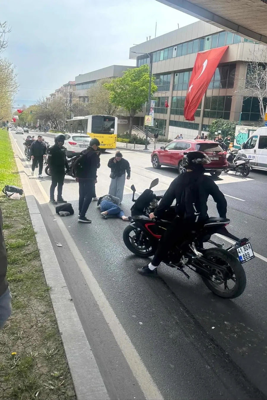 Beşiktaş’ta motosikletin çarptığı iki yaya hastanelik oldu