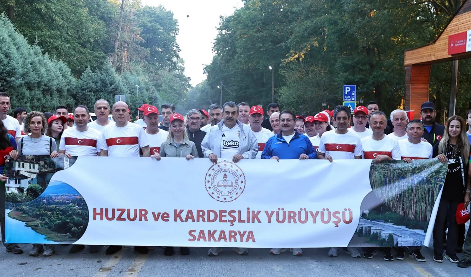 Bakan Tekin Sakarya’da öğretmenlerle doğa yürüyüşü yaptı