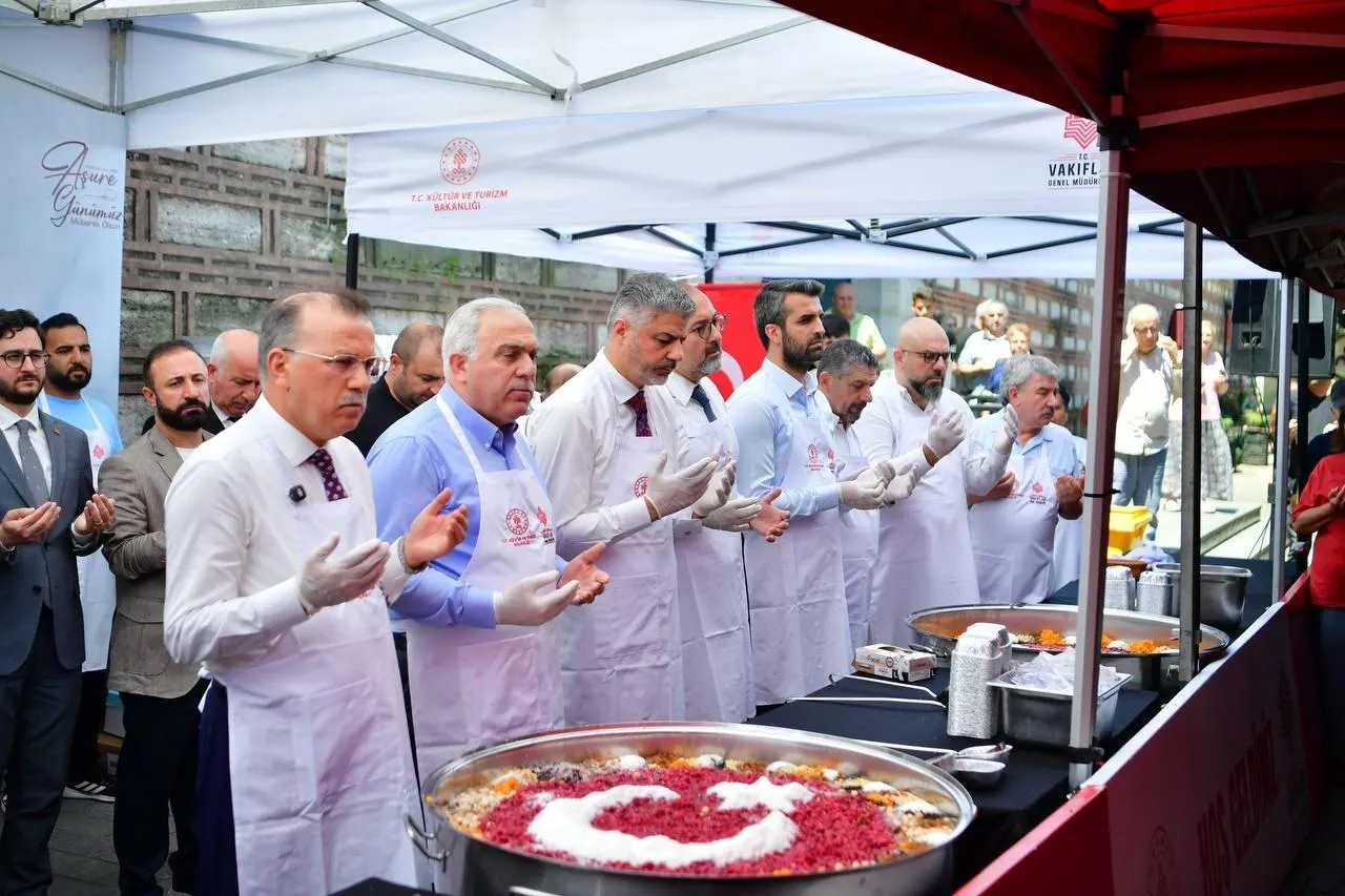 Eminönü’nde geleneksel aşure günü bereketi