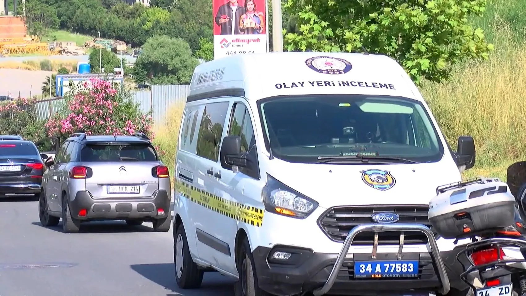 Küçükçekmece’de iş makinesi taşıyan çekici devrildi Bir kişi hayatını kaybetti