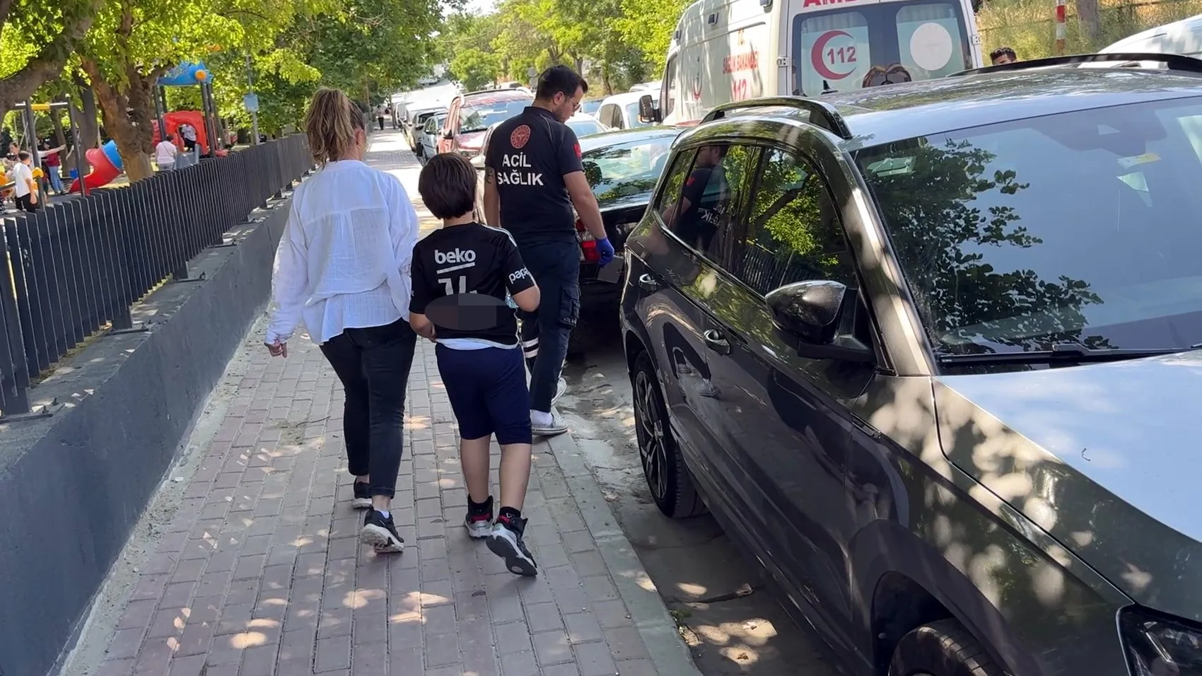 Avcılar'da çocuk parkındaki tehlikeli anlar